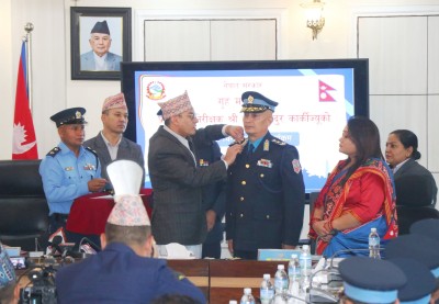  नवनियुक्त आईजीपी कार्कीलाई दर्ज्यानी चिह्न प्रदान 
